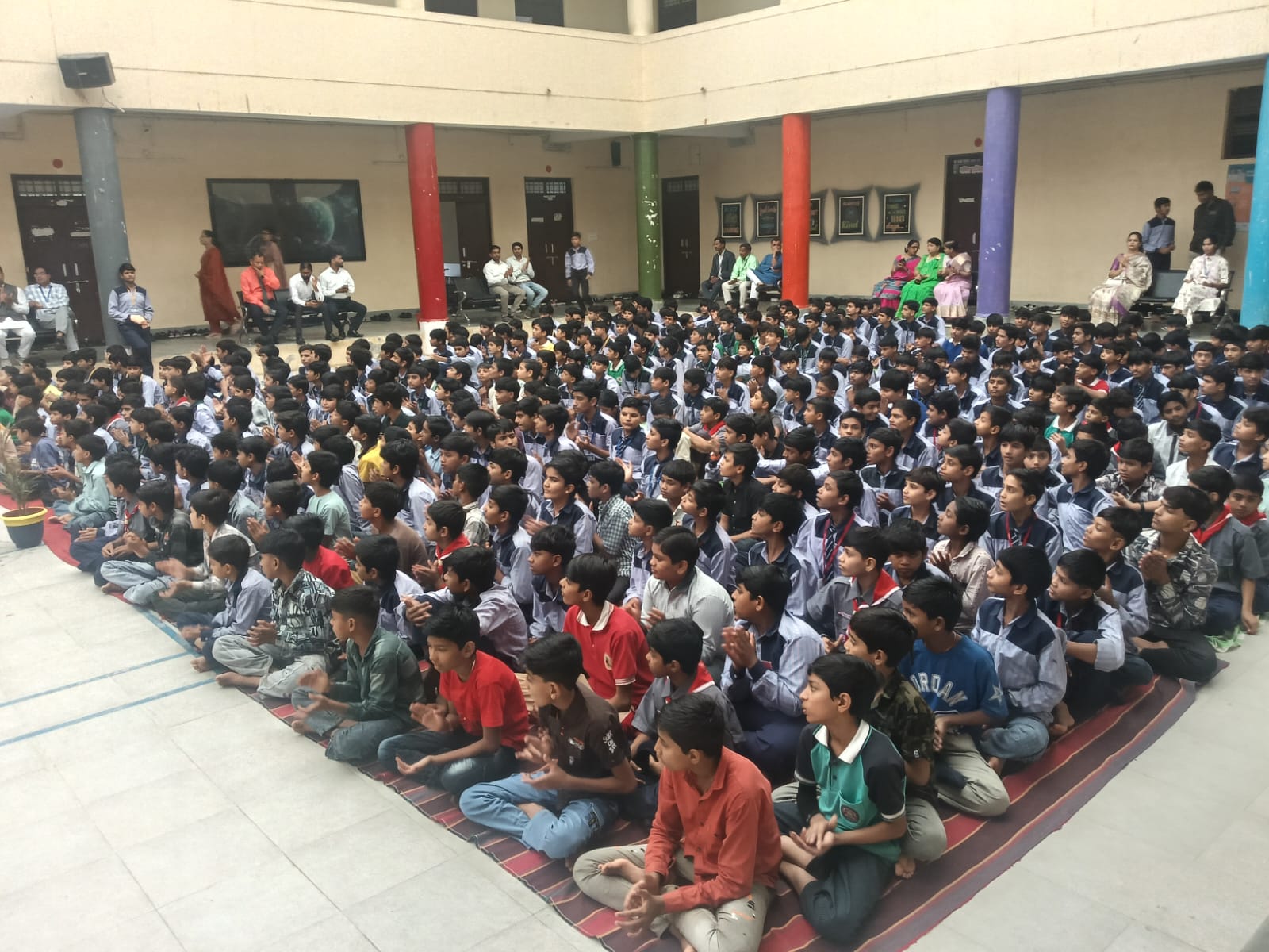 विद्यालय के विद्यार्थियों की प्रस्तुति